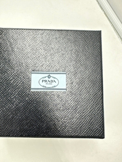 Prada Bandoliera 1BH058 Struzzo + City Verde + Nero – Hardware Oro – Full Set - Etoilux