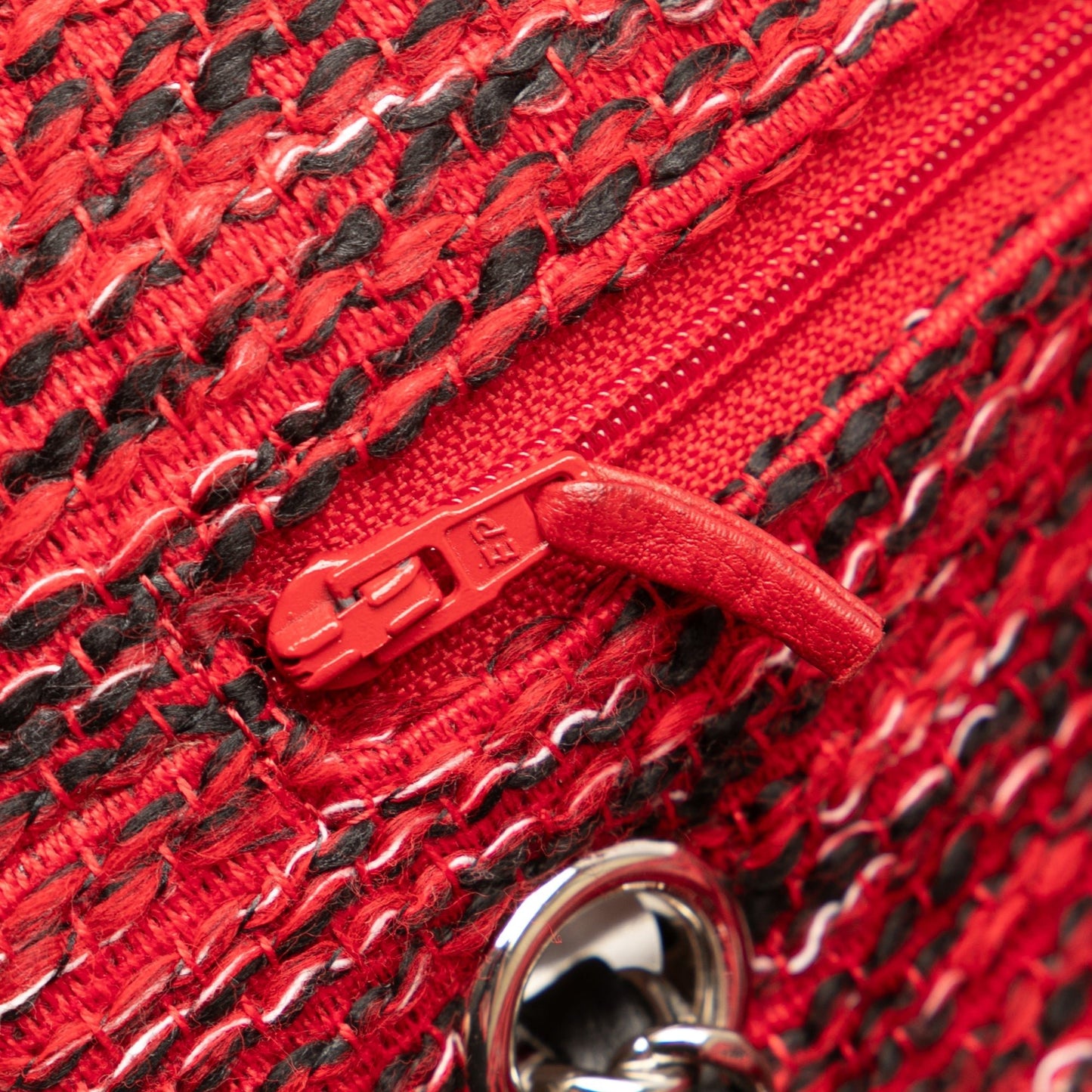 Chanel – Flap Bag Tweed Rosso con Charm Metallici – 2017/18 - Etoilux