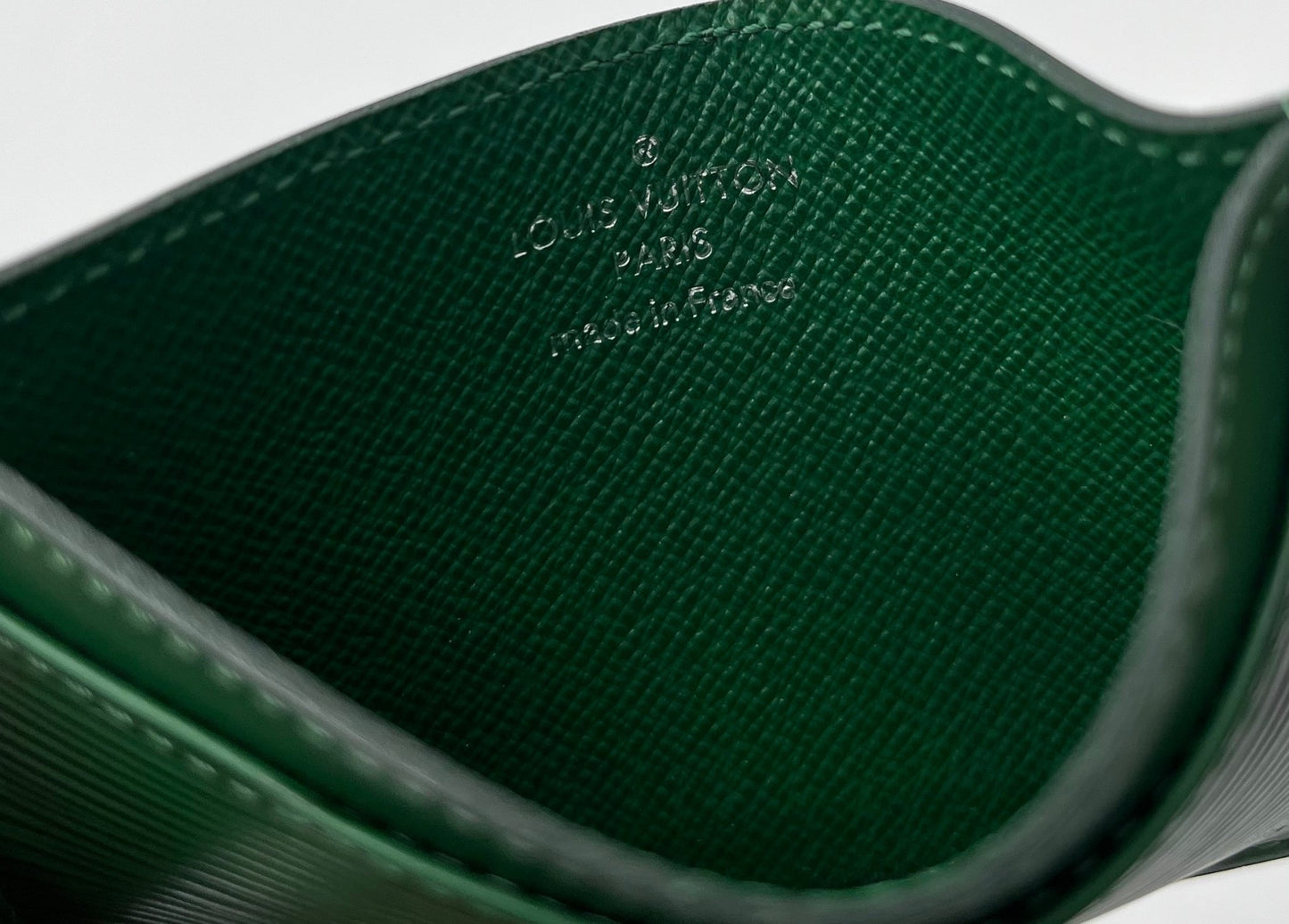 Louis Vuitton Porta Carte in Pelle Epi Verde Borneo – 11 cm - Etoilux