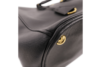 Prada Galleria Medium in Saffiano Nero con finiture dorate - Etoilux