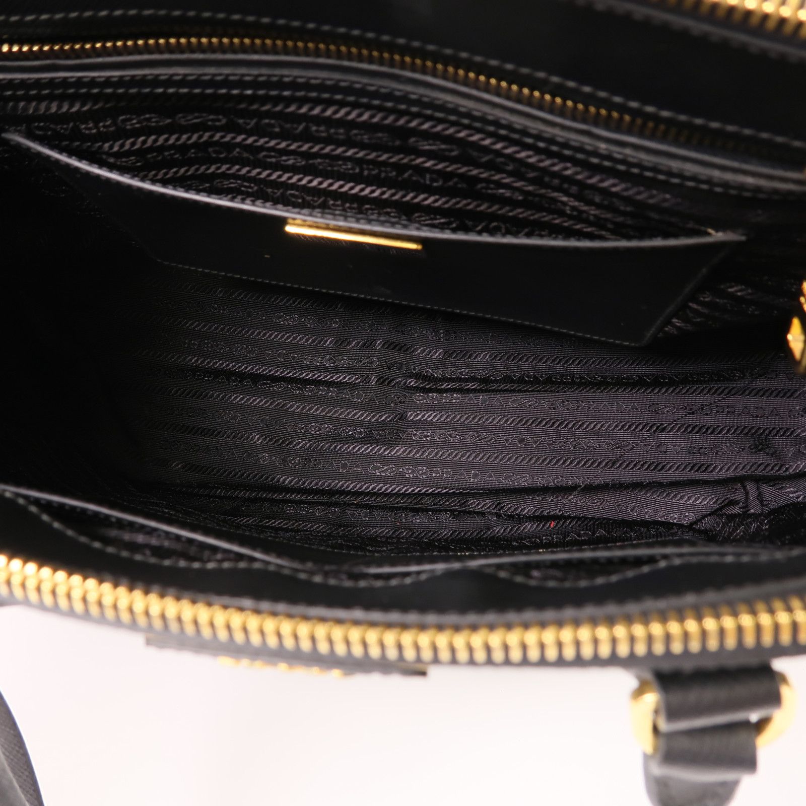 Prada Galleria Medium in Saffiano Nero con finiture dorate - Etoilux