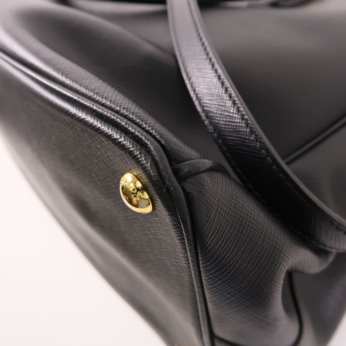 Prada Galleria Medium in Saffiano Nero con finiture dorate - Etoilux