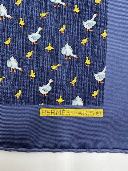 Hermès Pochette en Soie Stampa Canards Blu Navy – 40 cm - Etoilux