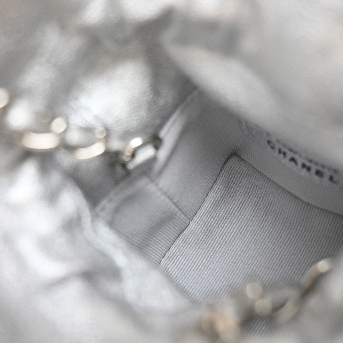 Chanel Mini Bucket Bag Pelle Vitello Trapuntata Argento Metallizzato – 6 cm - Etoilux