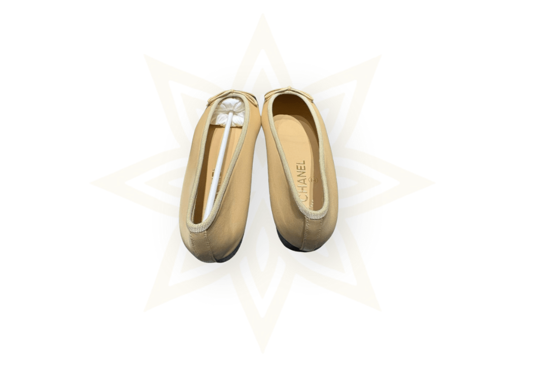 Chanel – Ballerine in pelle beige e punta nera - Etoilux