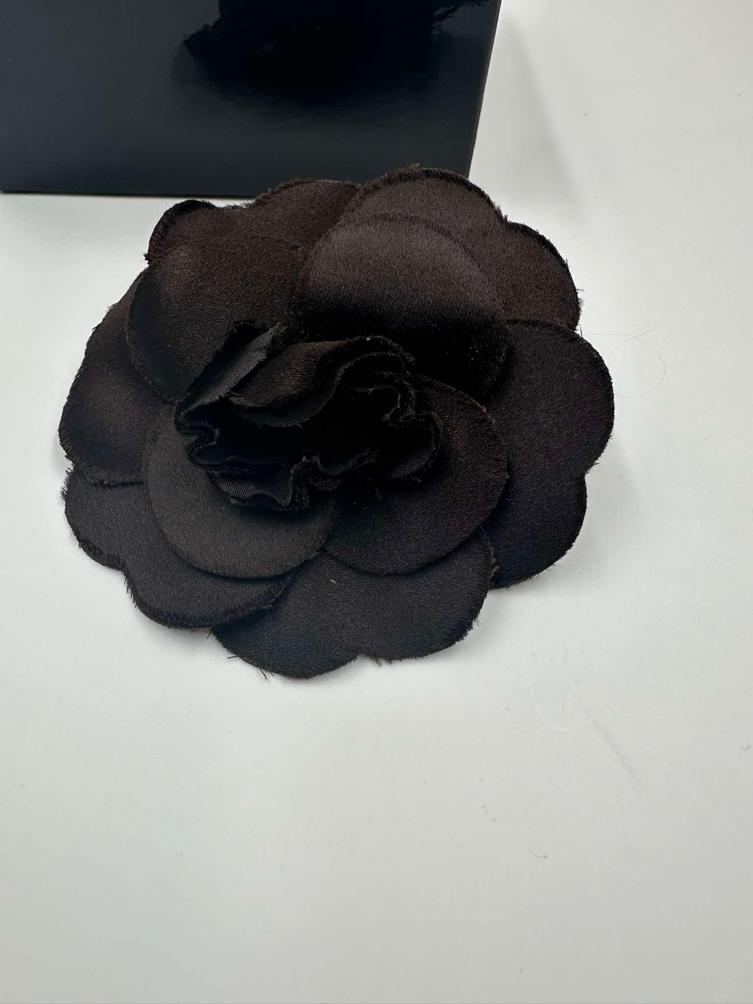 Chanel Camélia Brooch Seta Nera Made in France – Edizione Classica - Etoilux