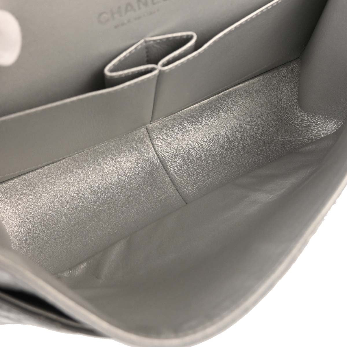 Chanel 2.55 Reissue 226 Doppia Patta Pelle di Vitello Invecchiata Argento Metallizzato – 27 cm - Etoilux
