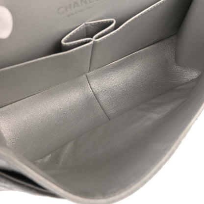 Chanel 2.55 Reissue 226 Doppia Patta Pelle di Vitello Invecchiata Argento Metallizzato – 27 cm - Etoilux