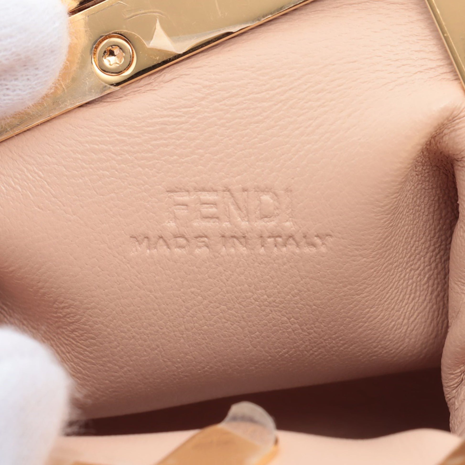 Fendi – First Mini Borsa in Pelle Nappa Rosa con Dettagli Oro - Etoilux
