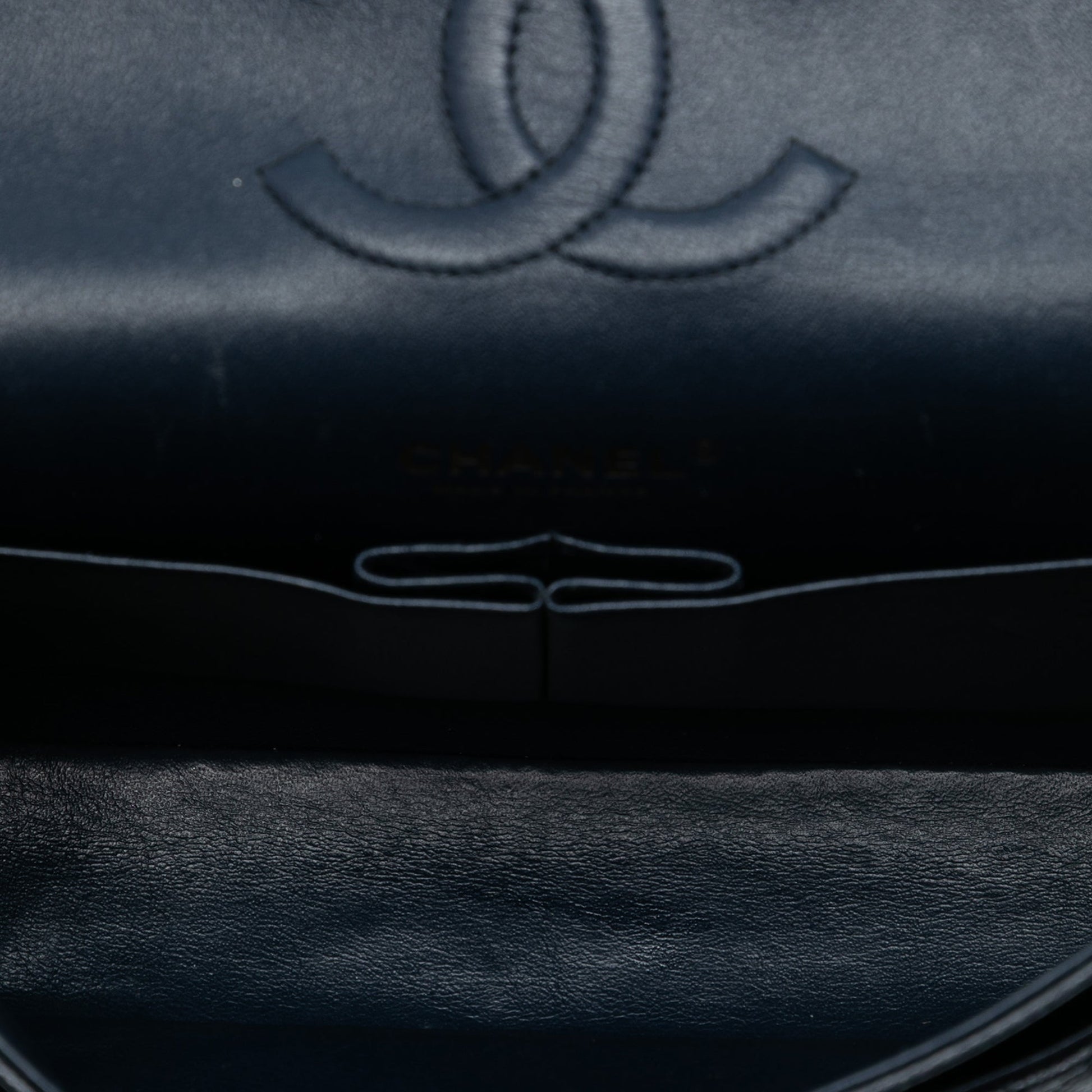 Chanel – Classic Double Flap Medium in Pelle Caviar Blu - Etoilux