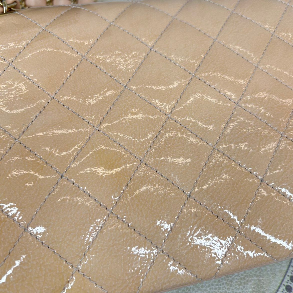 Chanel Classic Flap 21 – Vernice Rosa Cipria – Hardware Oro – Serie 21 - Etoilux