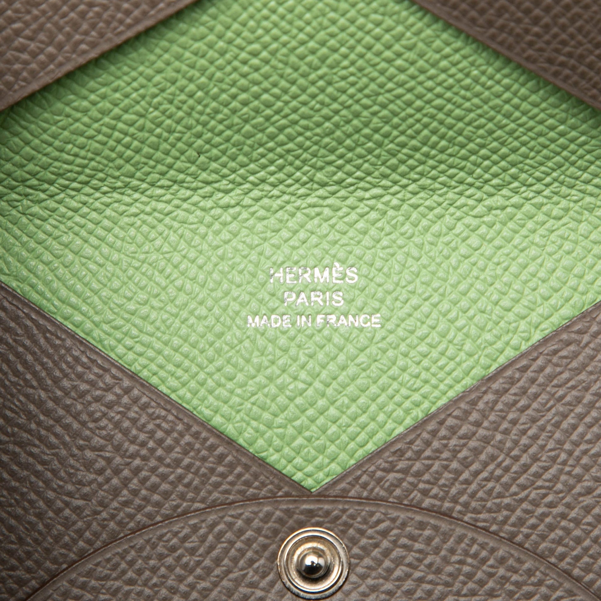 Hermès Calvi Verso Card Holder Pelle Epsom Etoupe / Vert Criquet — Anno Y, 2020 - Etoilux