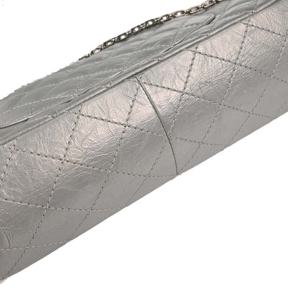 Chanel 2.55 Reissue 226 Doppia Patta Pelle di Vitello Invecchiata Argento Metallizzato – 27 cm - Etoilux