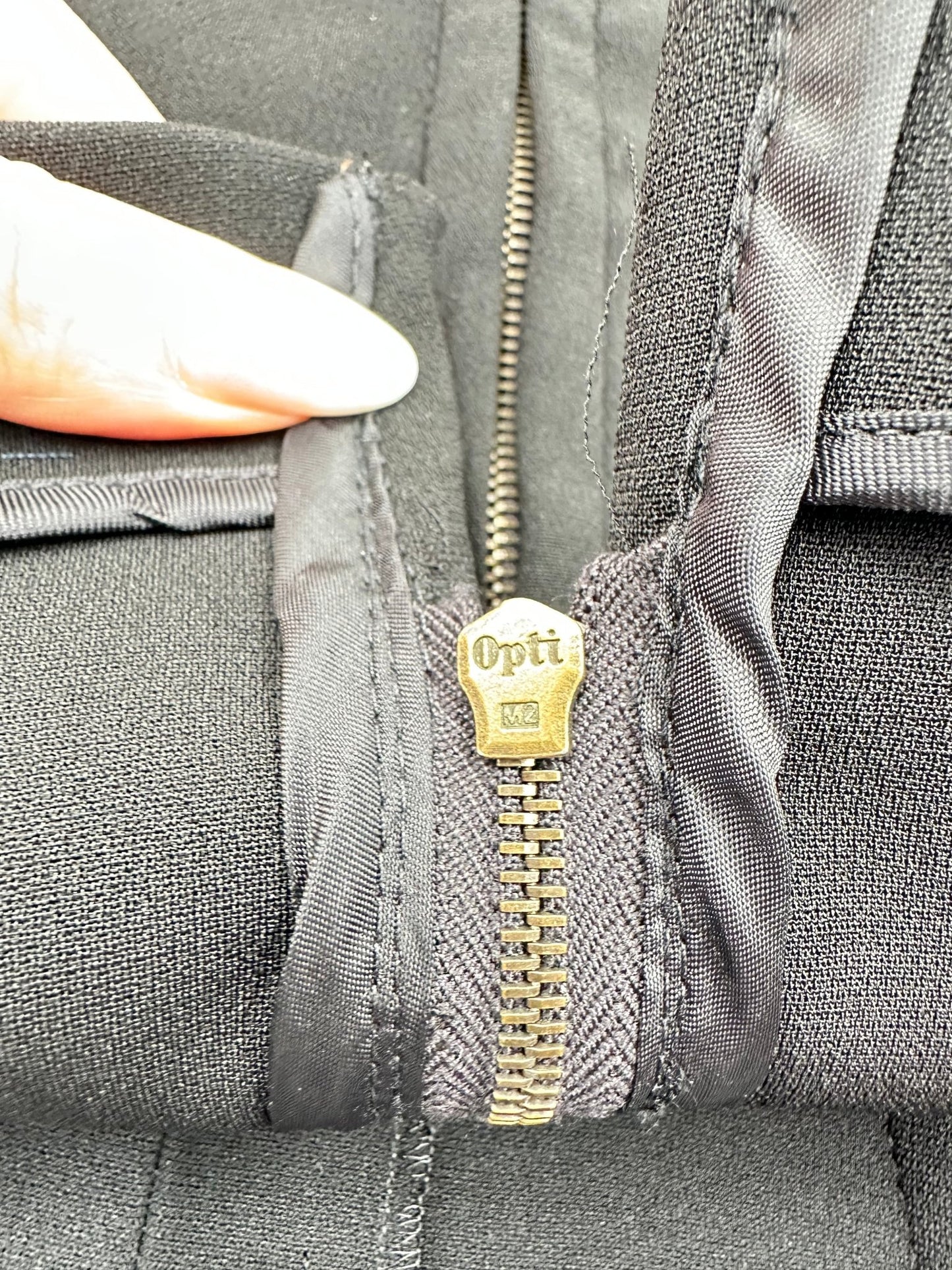 Miu Miu Gonna Pencil Nera con Zip Frontale Oro – Made in Italy – Size 46 - Etoilux