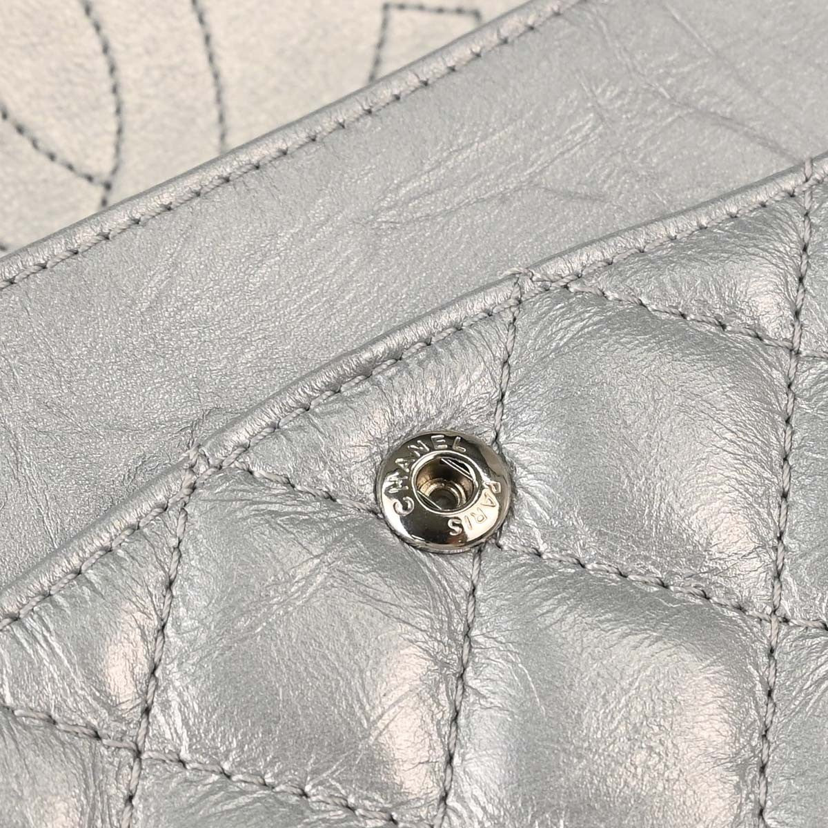 Chanel 2.55 Reissue 226 Doppia Patta Pelle di Vitello Invecchiata Argento Metallizzato – 27 cm - Etoilux