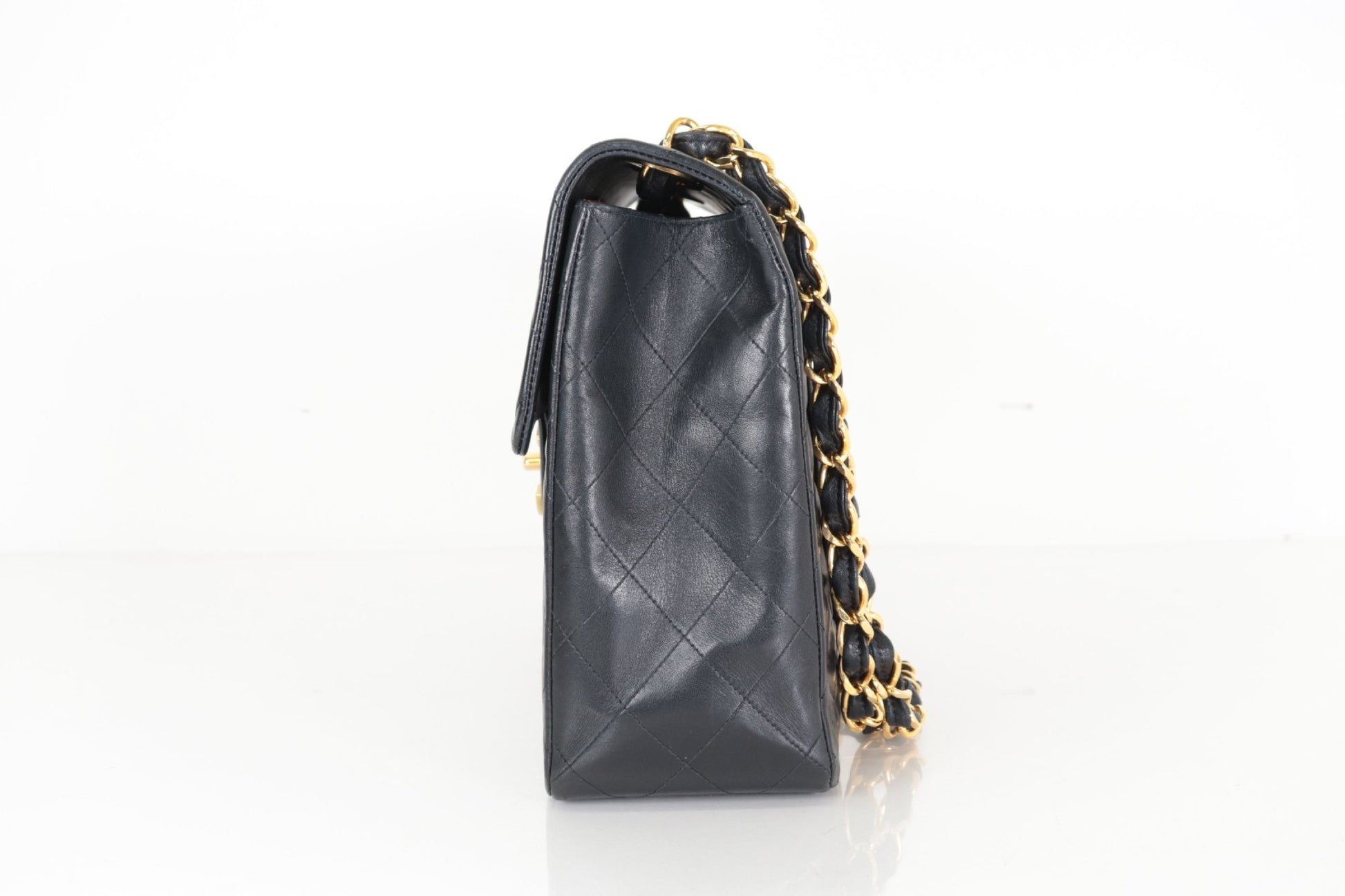 Chanel Classic Flap Maxi Pelle di Agnello Nera Hardware Dorato Vintage – 30 cm - Etoilux