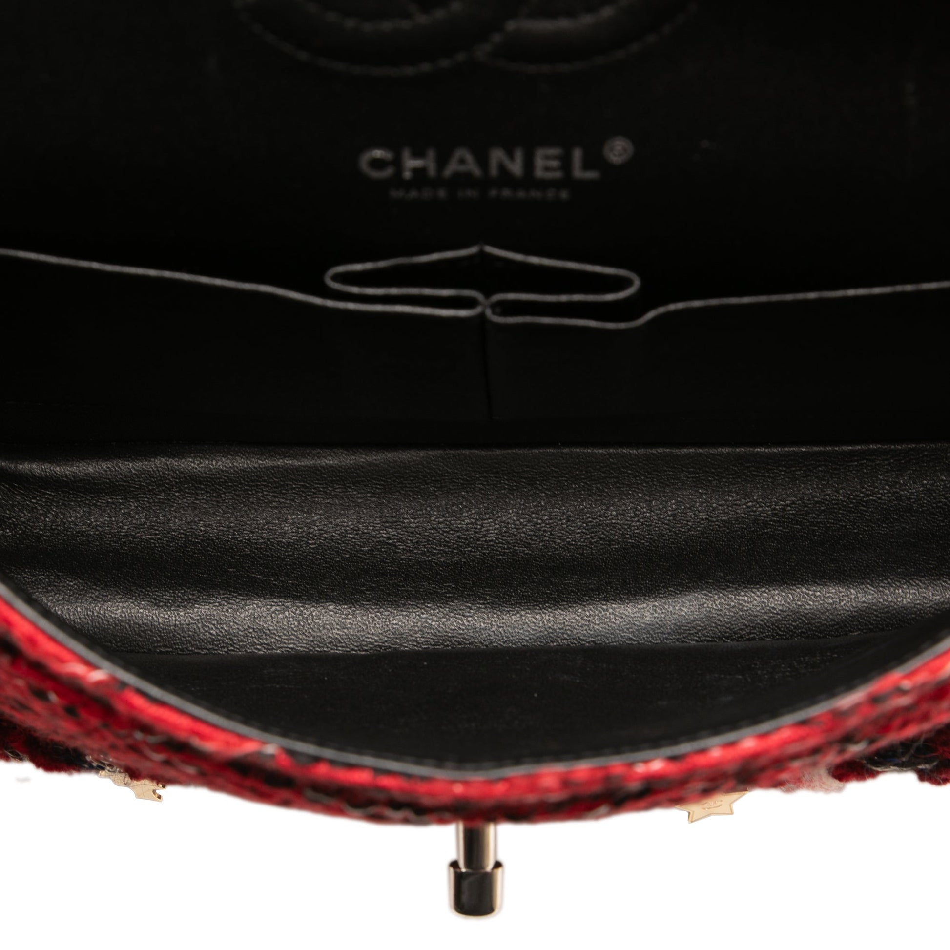 Chanel – Flap Bag Tweed Rosso con Charm Metallici – 2017/18 - Etoilux