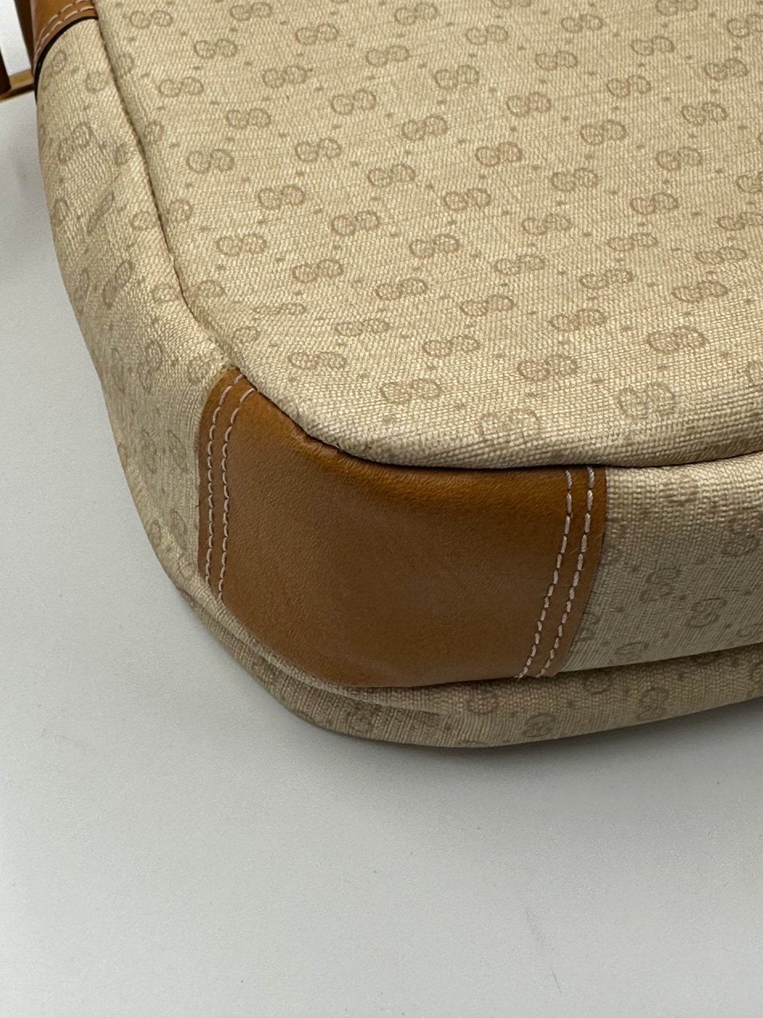 Gucci Vintage Micro GG Canvas Crossbody Bag Beige – Anni '80 - Etoilux