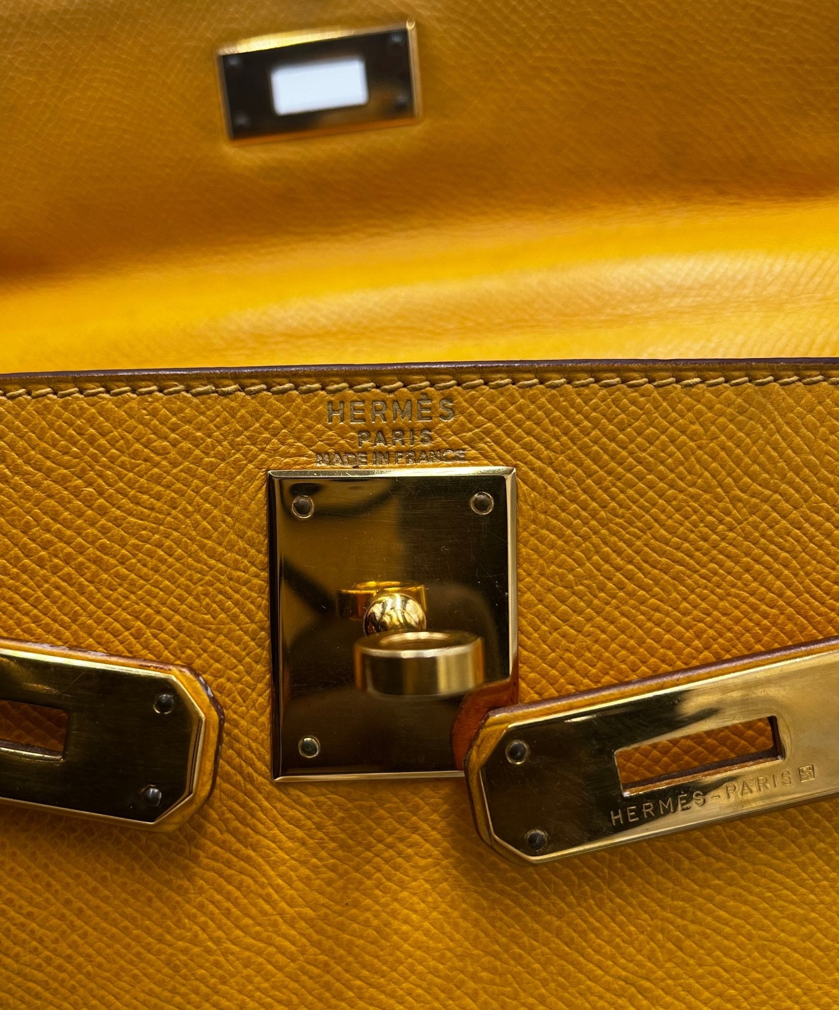 Hermès Kelly 32 Retourné Courchevel Jaune Hardware Dorato 1995 - Etoilux