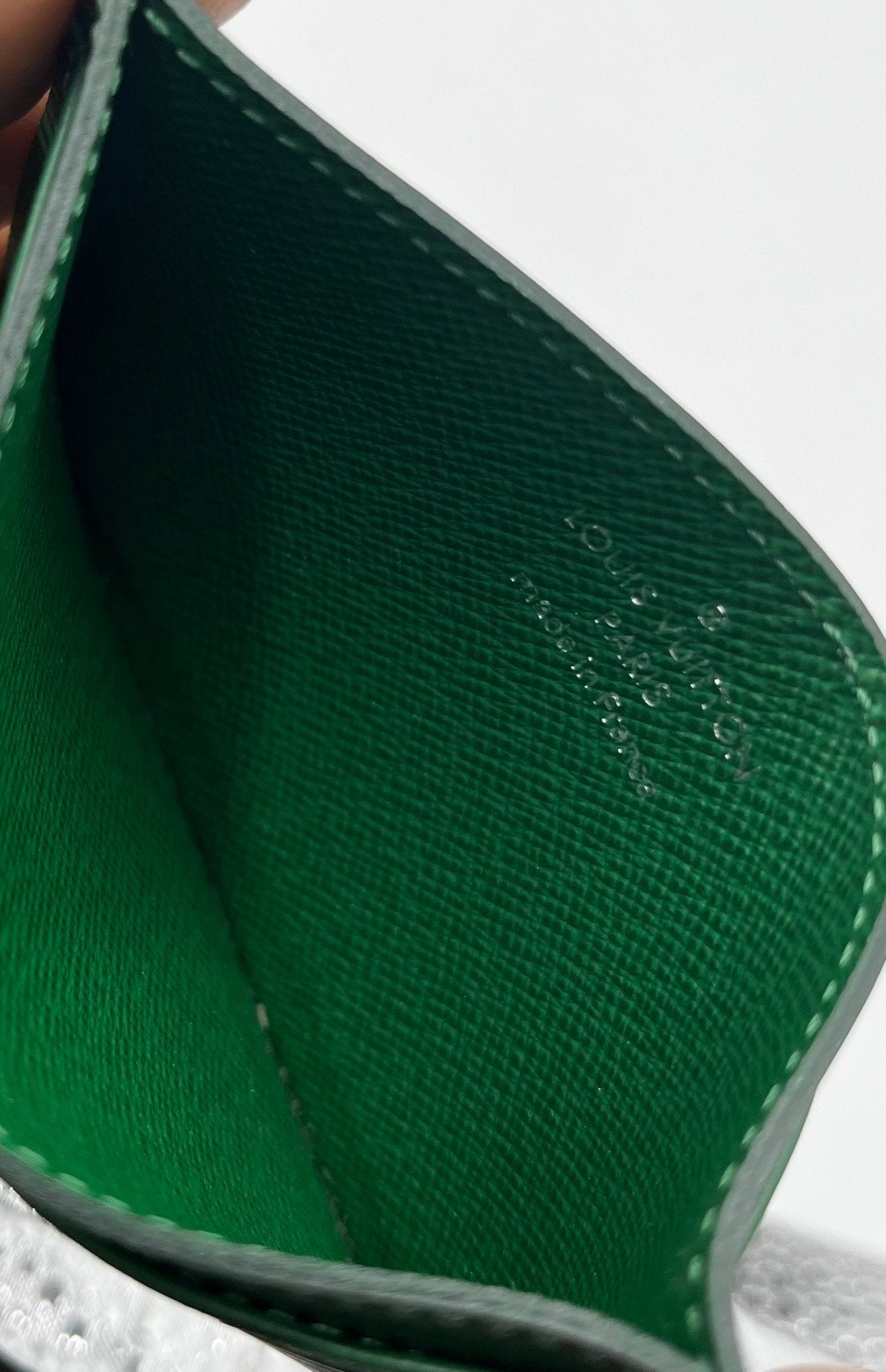 Louis Vuitton Porta Carte in Pelle Epi Verde Borneo – 11 cm - Etoilux