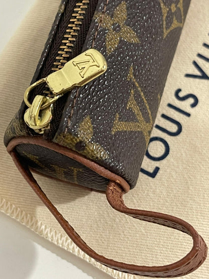Louis Vuitton Mini Pochette Cylindrique Monogram – Porta Monete/Accessori - Etoilux