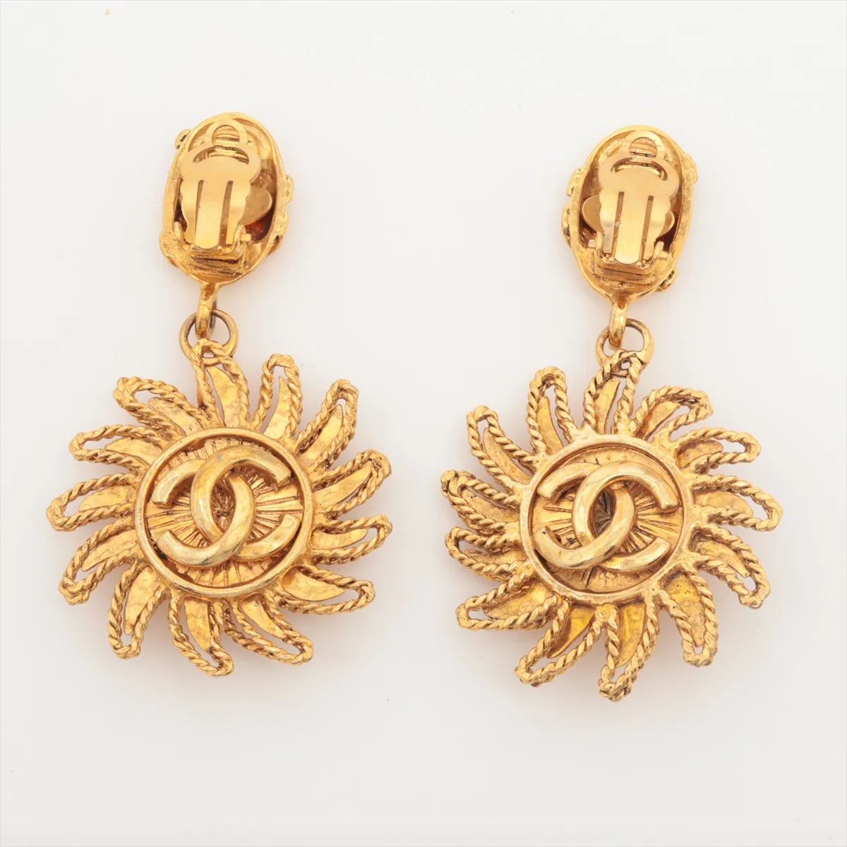 Chanel Orecchini Vintage Soleil CC Clip Metallo Dorato — Collezione 94A, 1994 - Etoilux