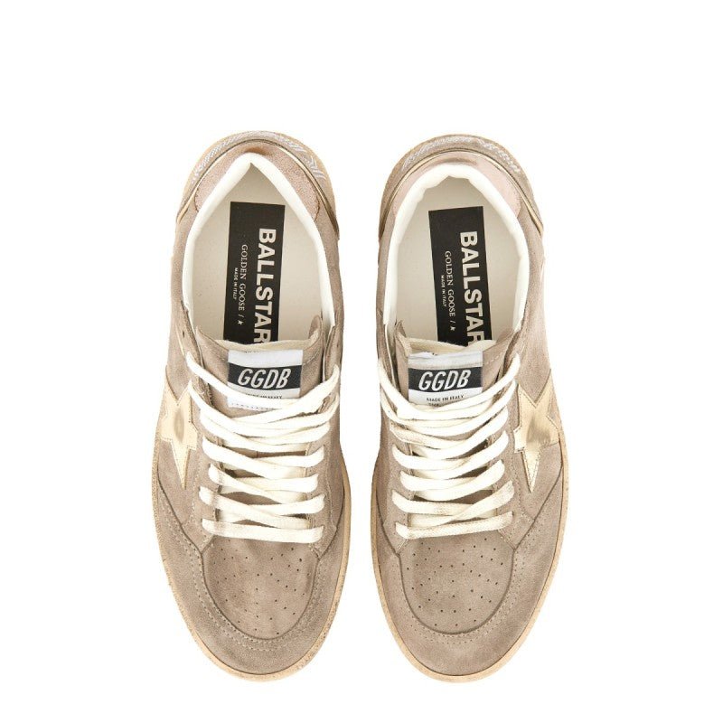 Golden Goose – Ball Star Sneaker in Camoscio Beige con Stella Avorio e Dettagli Retro – Donna – FW25 - Etoilux
