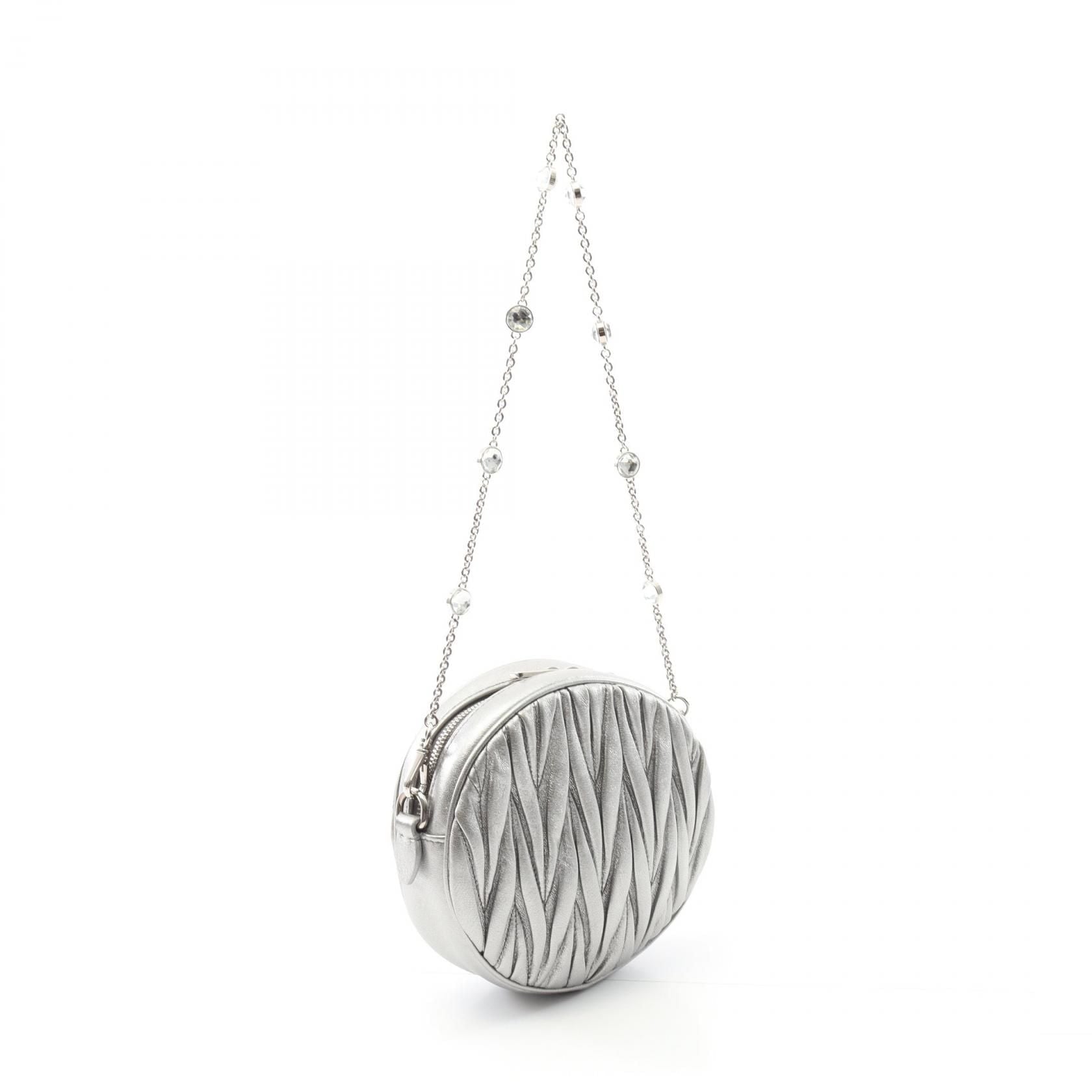 Miu Miu Matelassé Round Crossbody – Pelle Metallizzata Argento con Tracolla a Catena Cristalli – 15 cm - Etoilux