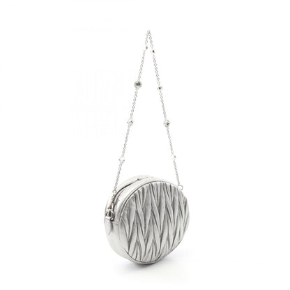Miu Miu Matelassé Round Crossbody – Pelle Metallizzata Argento con Tracolla a Catena Cristalli – 15 cm - Etoilux