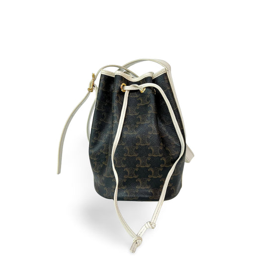 Borsa Céline a secchiello Triomphe in tela rivestita marrone con profili in pelle crema e tracolla regolabile