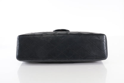 Chanel Classic Double Flap Medium Vintage Agnello Nero Hardware Dorato – 25 cm - Etoilux