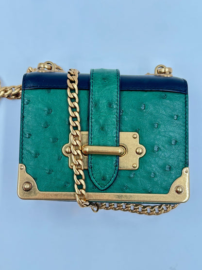 Prada Bandoliera 1BH058 Struzzo + City Verde + Nero – Hardware Oro – Full Set - Etoilux