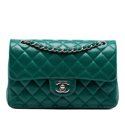 Vista frontale Chanel Classic Flap Small verde smeraldo hardware argento