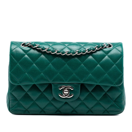 Vista frontale Chanel Classic Flap Small verde smeraldo hardware argento