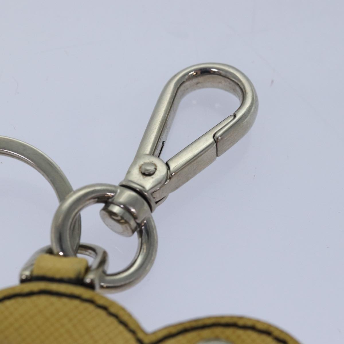 Prada Portachiavi Bag Charm Cuore in Pelle Saffiano Gialla con Freccia – 11 cm - Etoilux