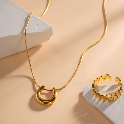 BEHI HORSESHOE NECKLACE - Etoilux
