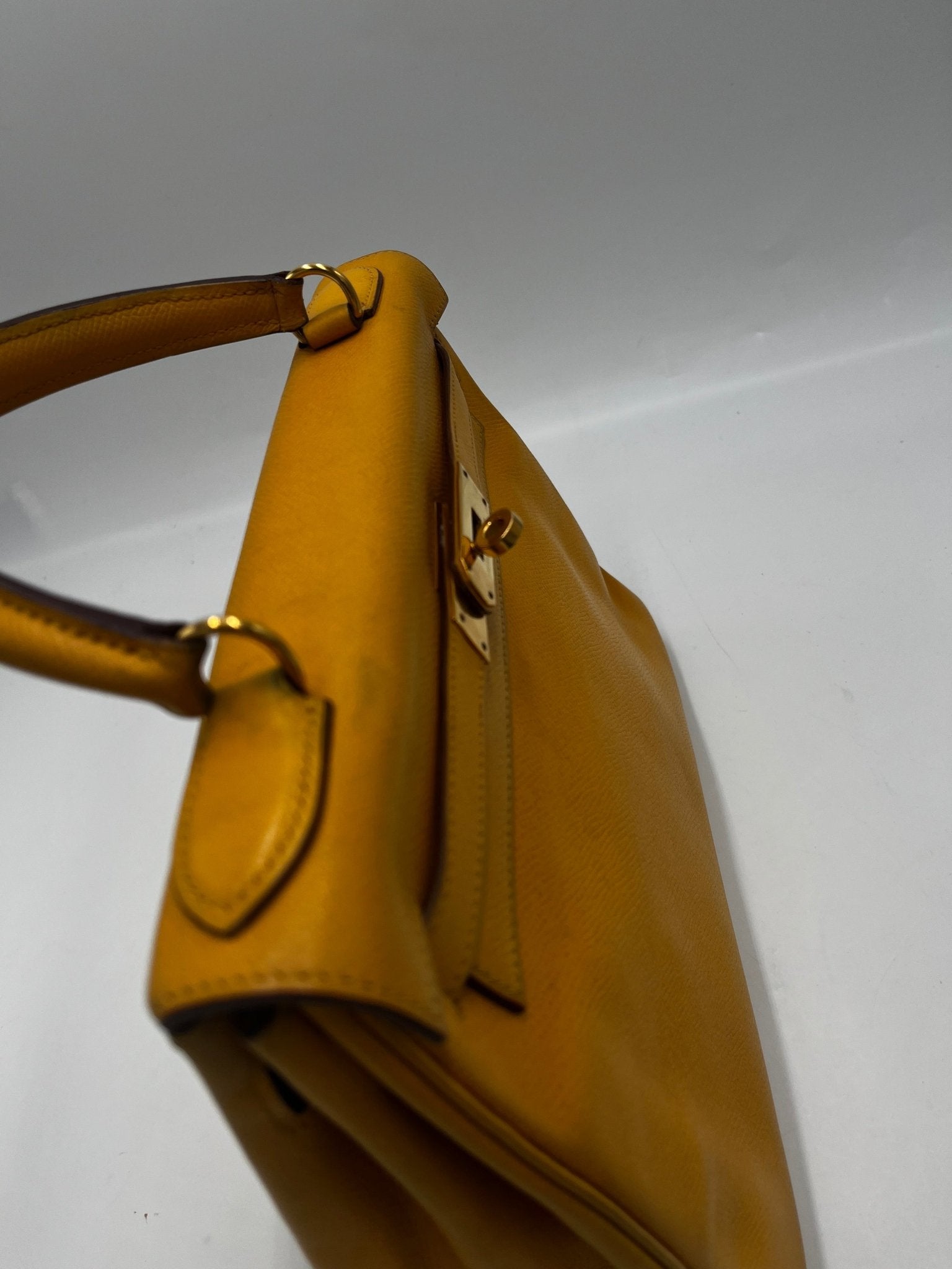 Hermès Kelly 32 Retourné Courchevel Jaune Hardware Dorato 1995 - Etoilux