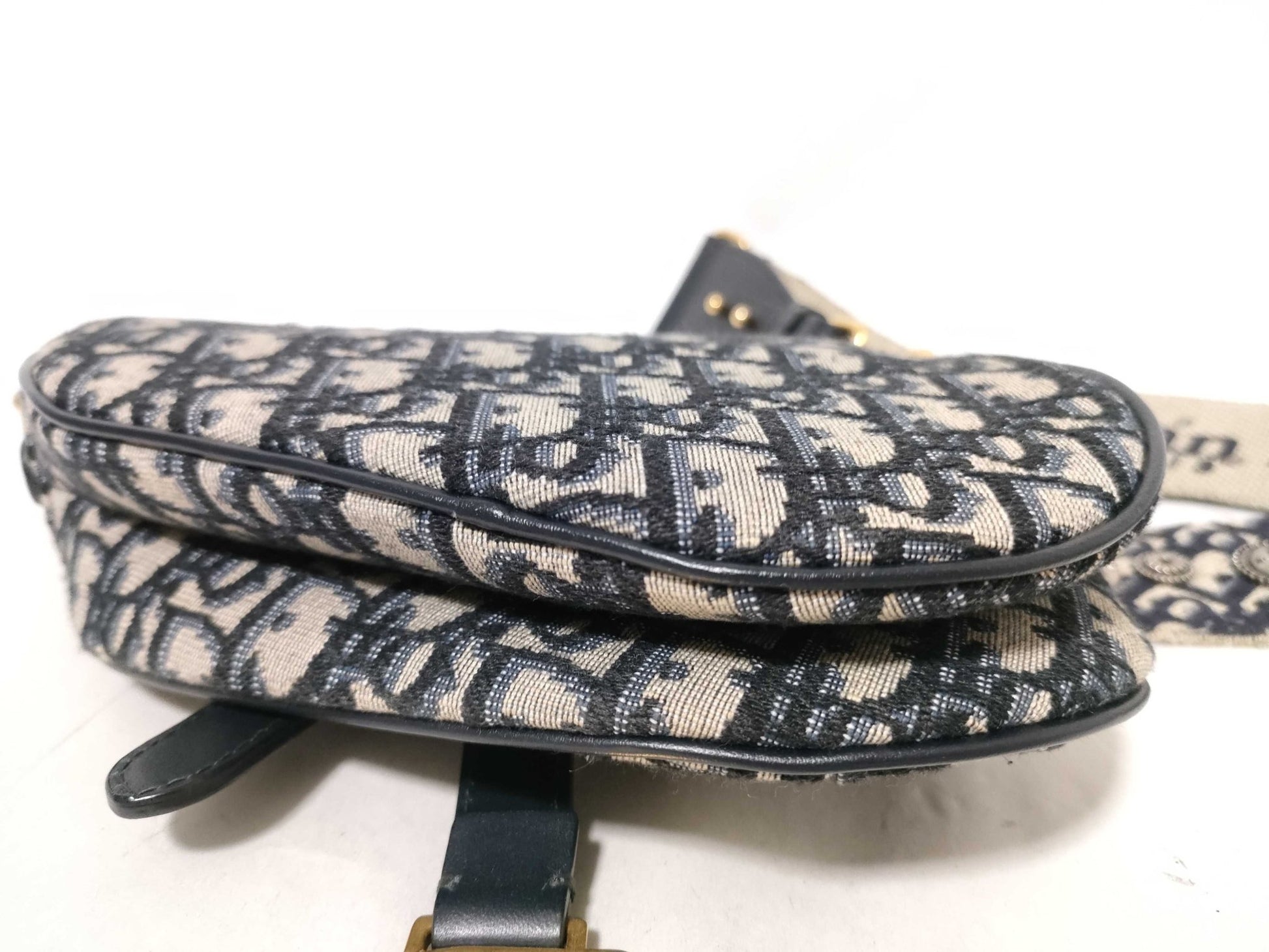 Christian Dior Saddle Medium – Tela Oblique Blu, Hardware Oro, con Tracolla Ricamata - Etoilux
