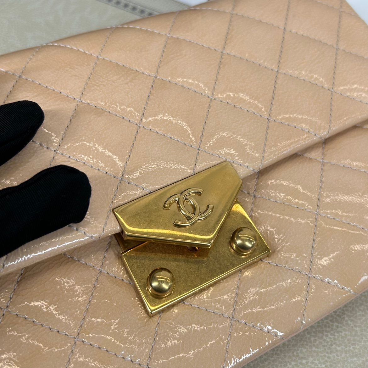 Chanel Classic Flap 21 – Vernice Rosa Cipria – Hardware Oro – Serie 21 - Etoilux