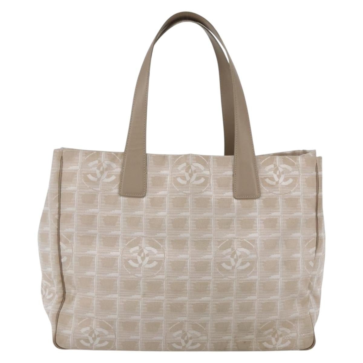 Chanel Travel Line Tote Medium nylon jacquard beige vista frontale, dettaglio hardware gold logo Chanel Paris, interno con patch Chanel Made in Italy, numero di serie 9390405