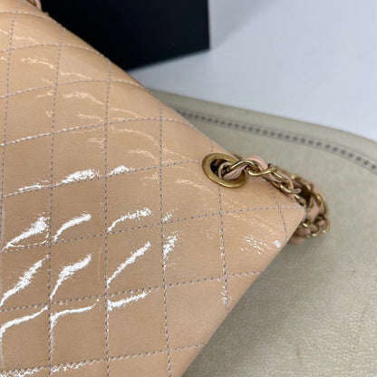 Chanel Classic Flap 21 – Vernice Rosa Cipria – Hardware Oro – Serie 21 - Etoilux