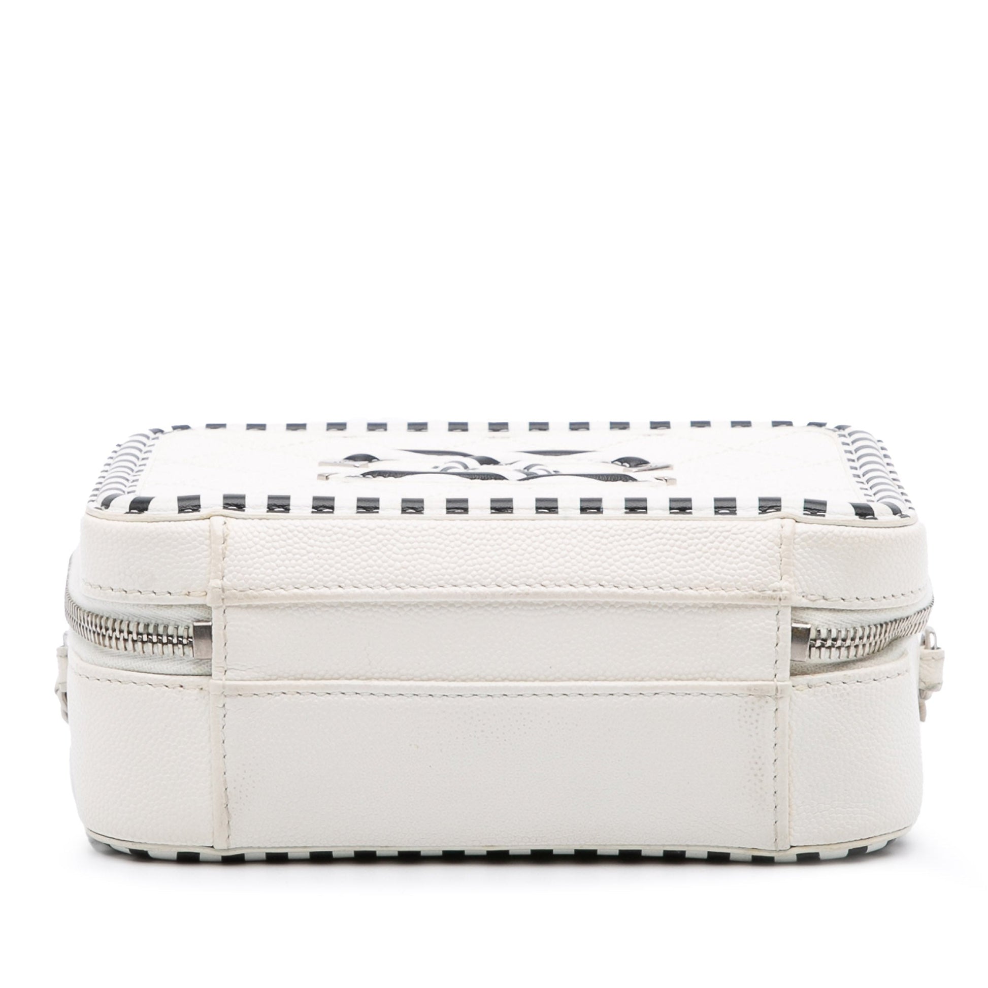 Chanel Small Filigree CC Vanity Case Caviar Bianco con Profili a Righe Nere – 2019 - Etoilux