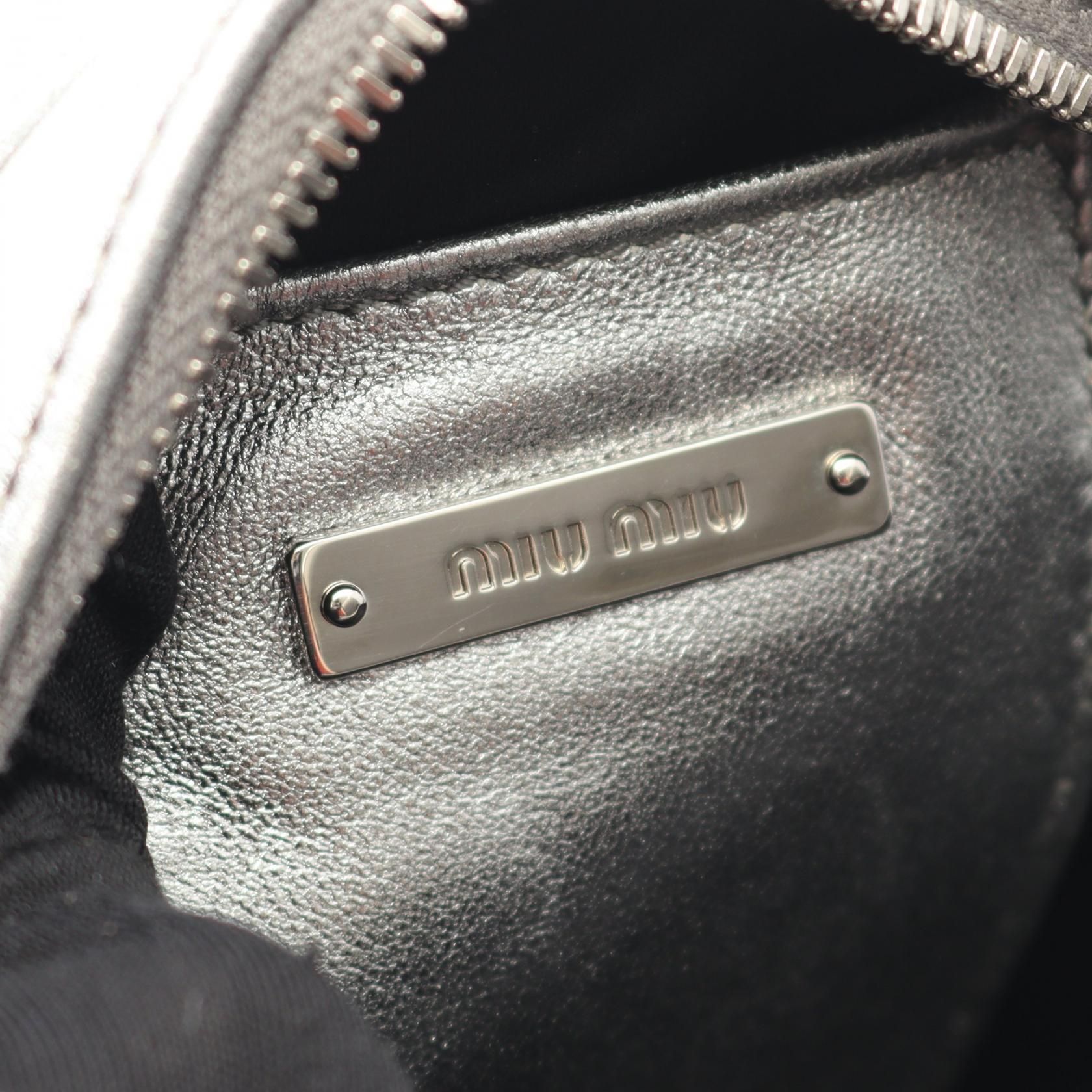 Miu Miu Matelassé Round Crossbody – Pelle Metallizzata Argento con Tracolla a Catena Cristalli – 15 cm - Etoilux