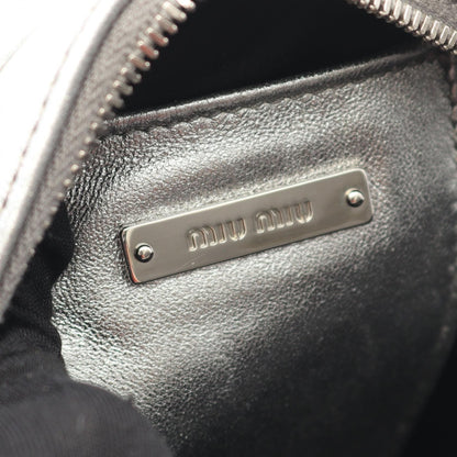 Miu Miu Matelassé Round Crossbody – Pelle Metallizzata Argento con Tracolla a Catena Cristalli – 15 cm - Etoilux