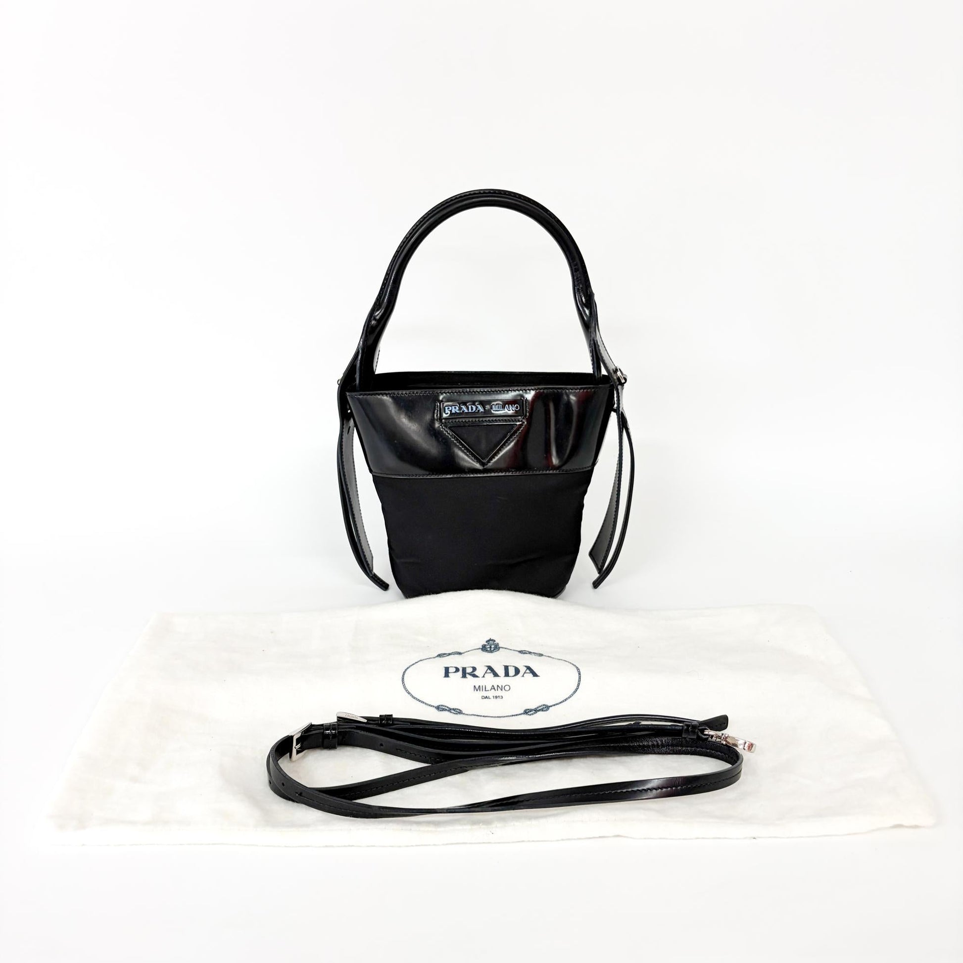 Borsa Prada secchiello vintage in nylon Tessuto nero e pelle spazzolata con placca triangolare e manico a mano