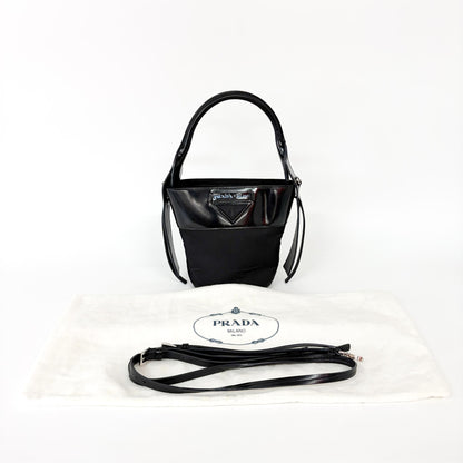 Borsa Prada secchiello vintage in nylon Tessuto nero e pelle spazzolata con placca triangolare e manico a mano