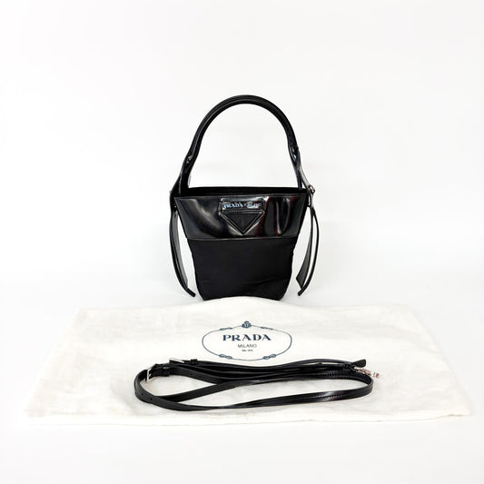 Borsa Prada secchiello vintage in nylon Tessuto nero e pelle spazzolata con placca triangolare e manico a mano