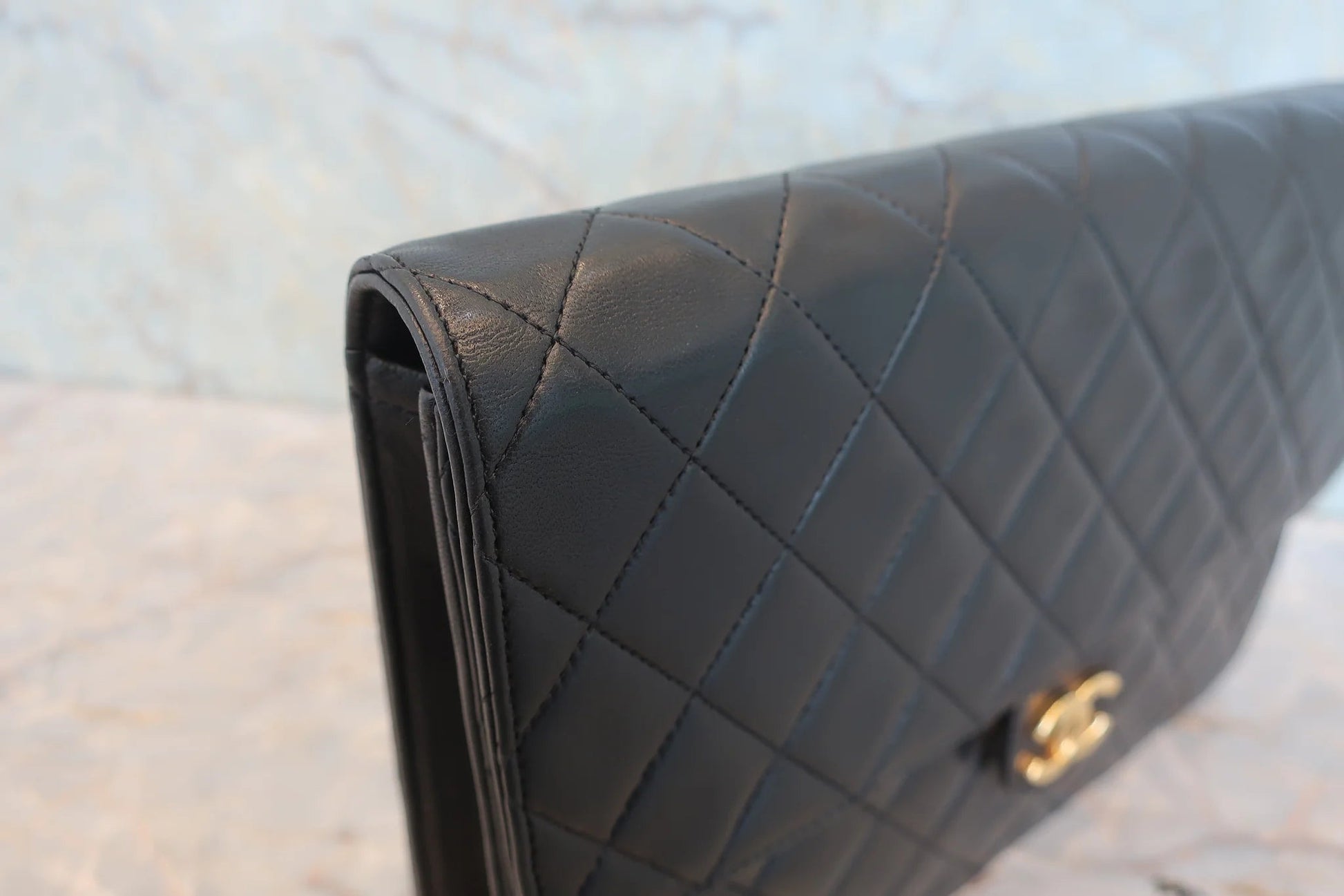 Chanel Matelassé Push Lock Chain Shoulder Bag Pelle di Agnello Nera – 25 cm - Etoilux