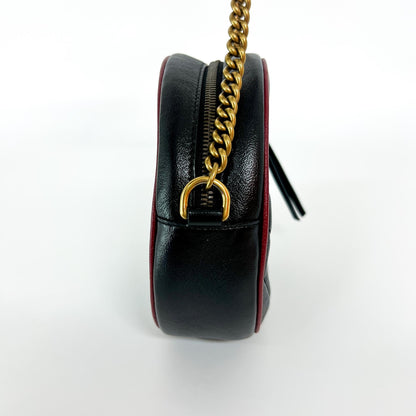 Gucci GG Marmont Mini Round – Pelle matelassé nera e rossa - Etoilux
