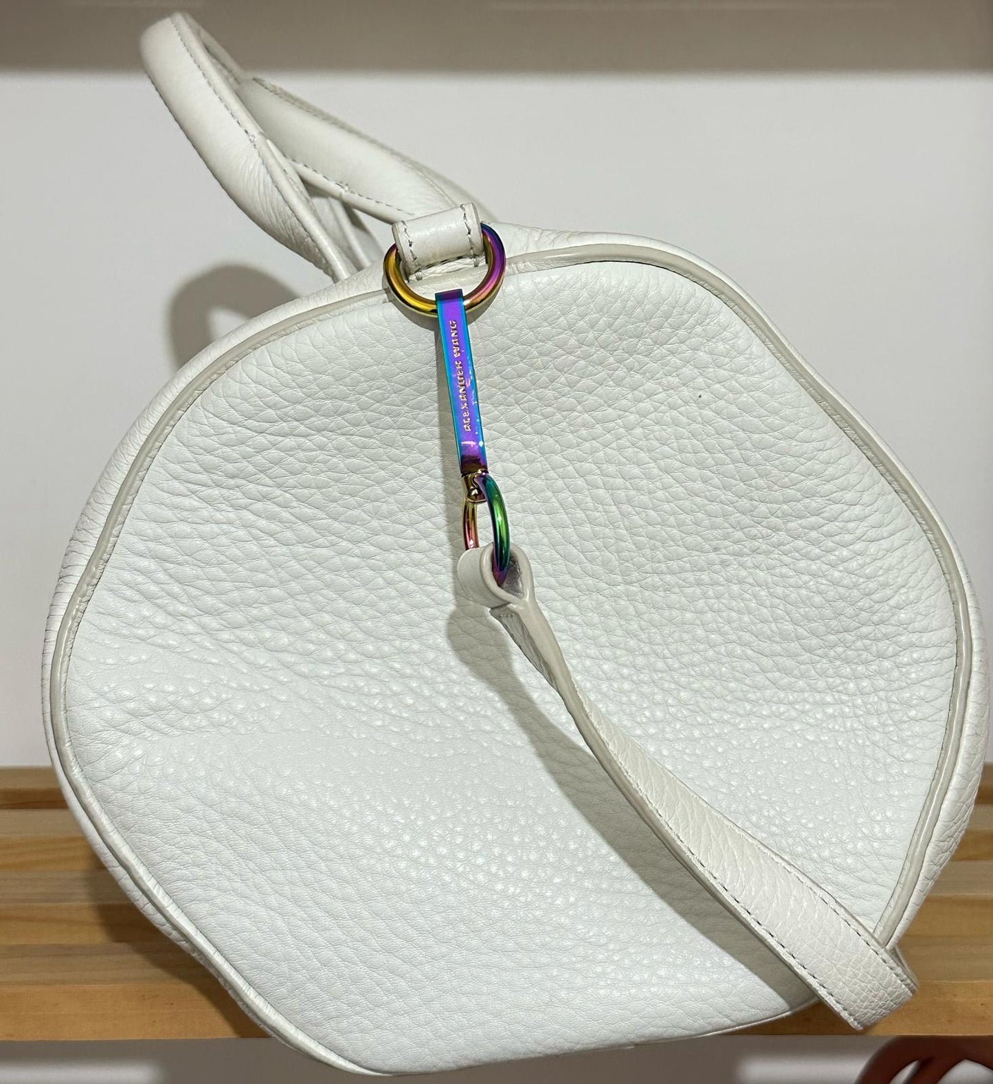 Alexander Wang Rocco Bag in Pelle Martellata Bianca con Borchie Iridescenti - Etoilux